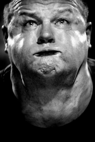 Напряженное лицо мужчины