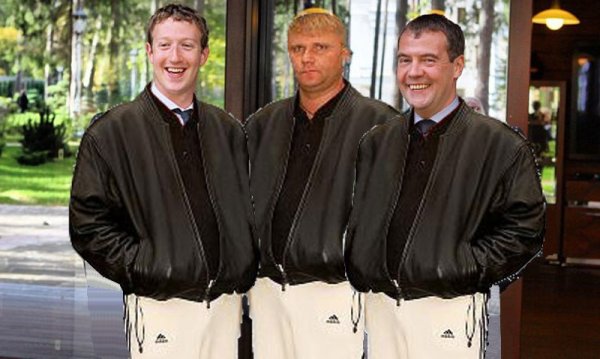 Мужик в черной куртке и белых штанах