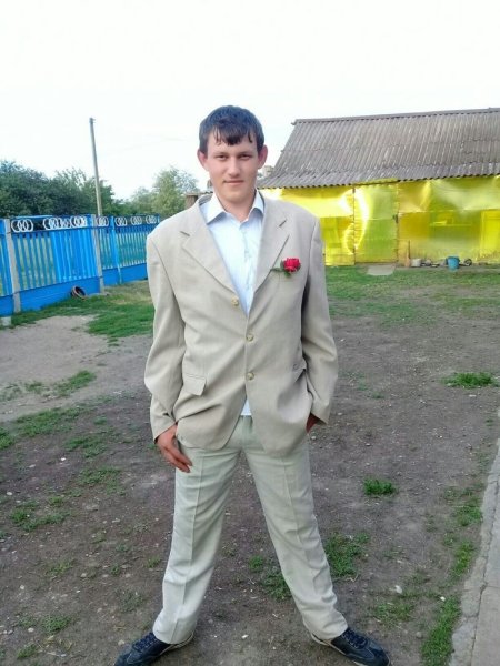 Сельский парень в костюме