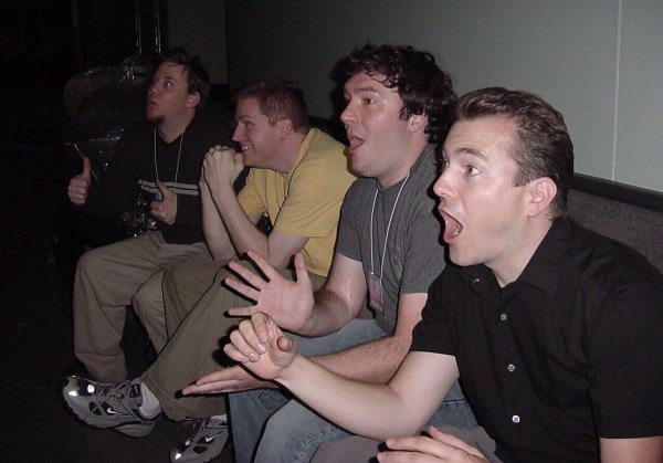 Мужики радуются на диване