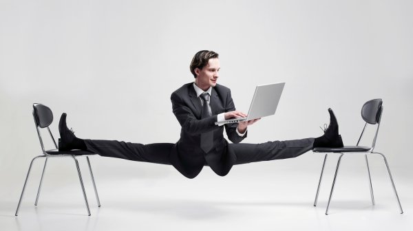 Человек на двух стульях