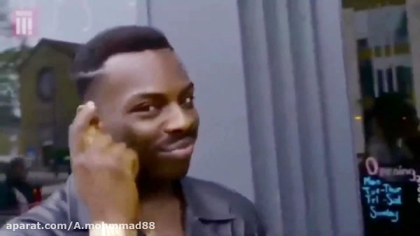 С темнокожим парнем с пальцем