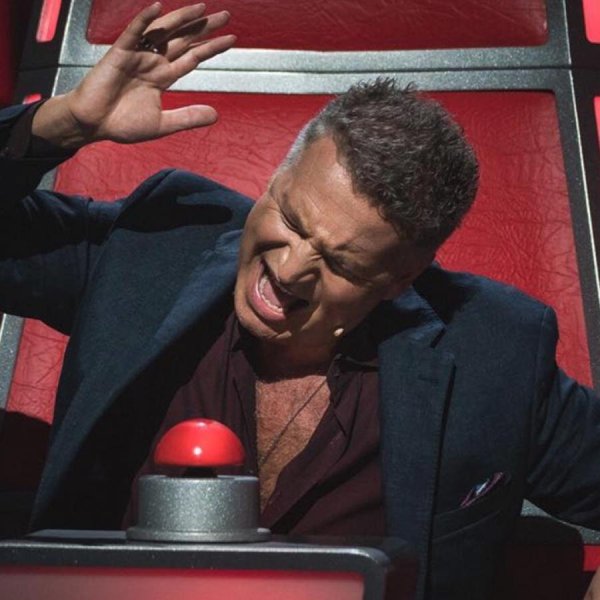 Агутин жмет на кнопку