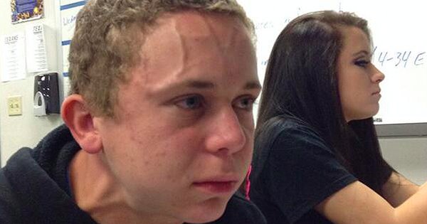 Парень сдерживается