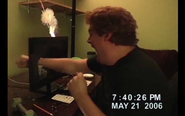 Чувак испугался и разбил монитор