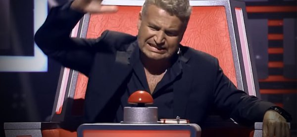 Жмет на красную кнопку