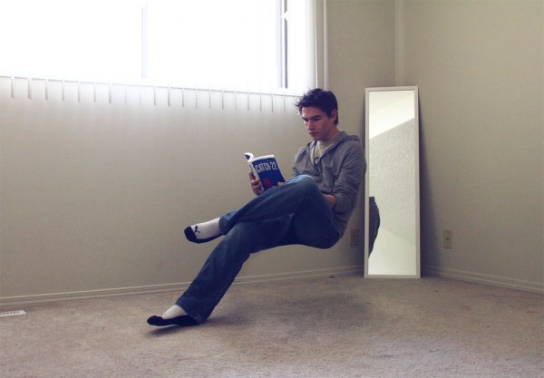 Сидит на невидимом стуле