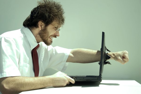 Человек со сломанным компьютером