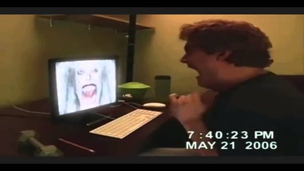 Мужик разбивает монитор