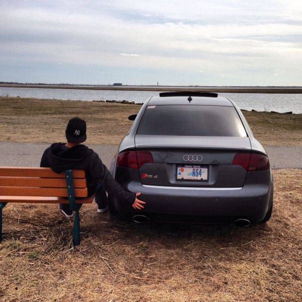 Обнимает машину