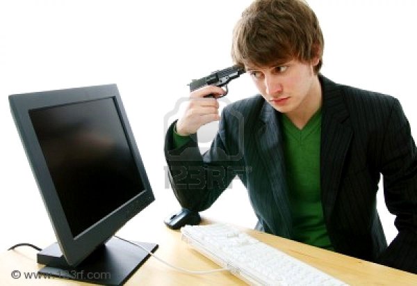 Злой подросток за компьютером