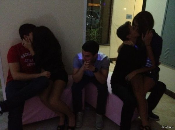 Одинокий парень на вечеринке