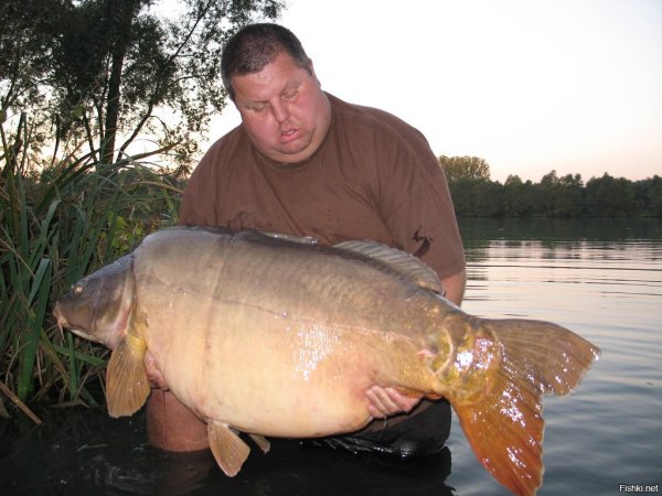 Мужик с огромной рыбой