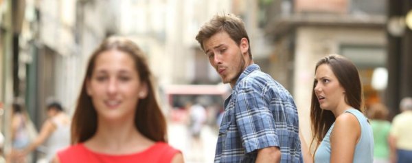 Парень оборачивается