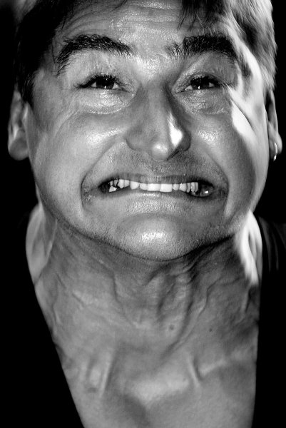 Лицо человека напряженное