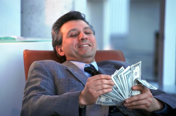 Довольный бизнесмен с деньгами