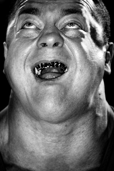 Лицо человека напряженное