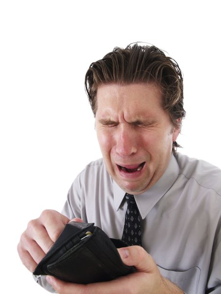 Человек плачет без денег