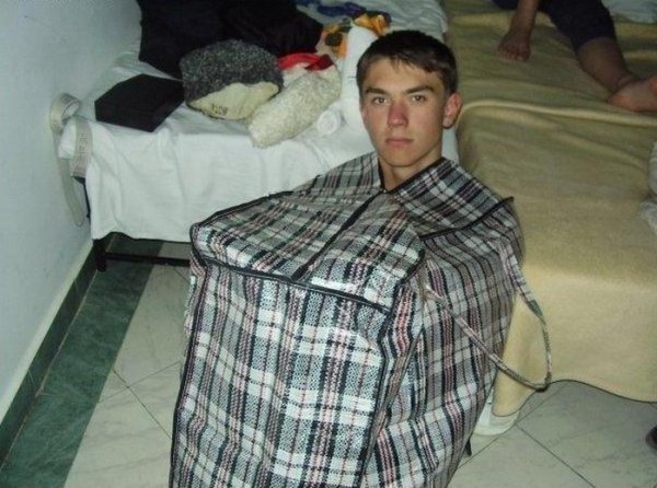 Человек с клетчатой сумкой