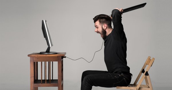 Парень разбил монитор