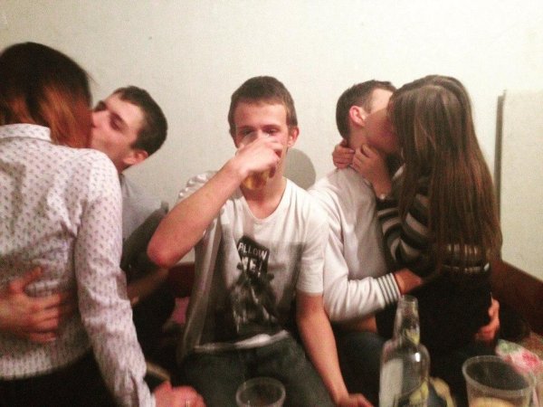 Человек на вечеринке один