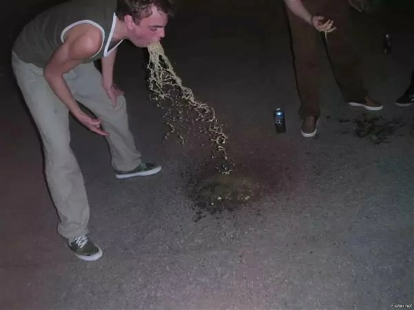 Парня тошнит