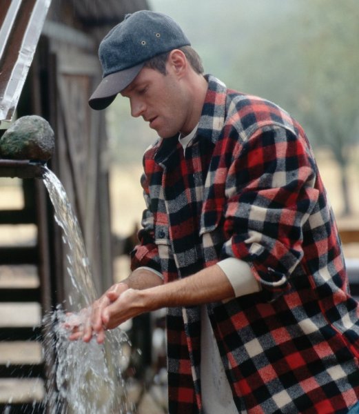 Мужчина в клетчатой рубашке