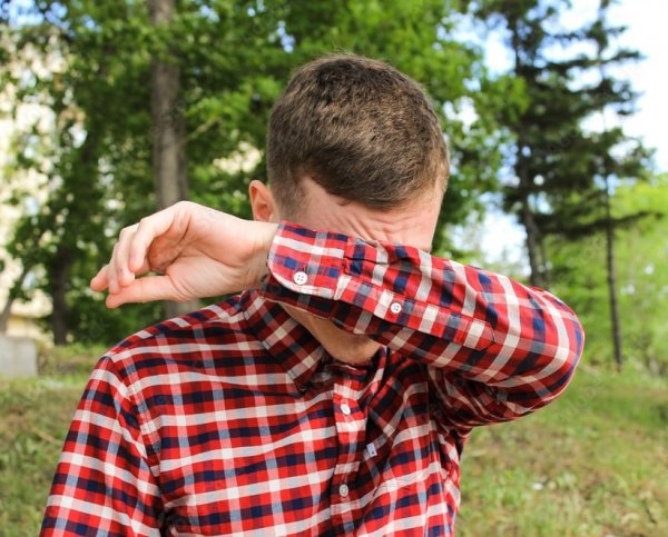 Молодой парень в клетчатой рубашке