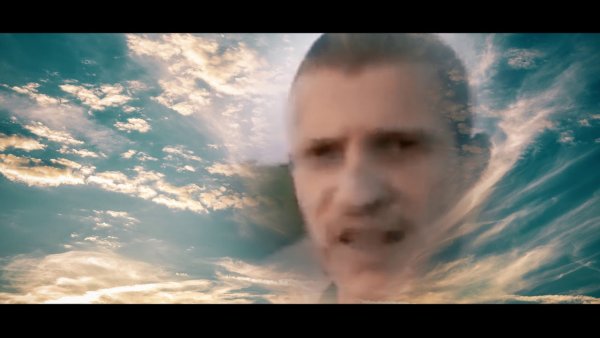 Идущий к реке