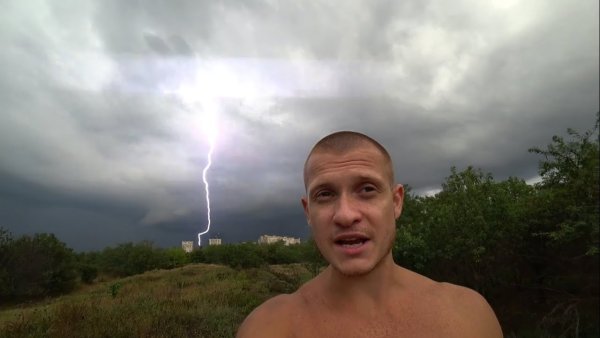 Сергей Симаков идущий к реке