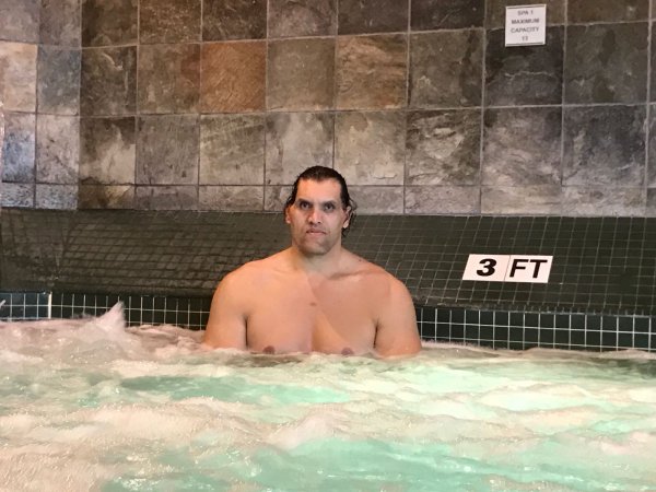 Great Khali в бассейне