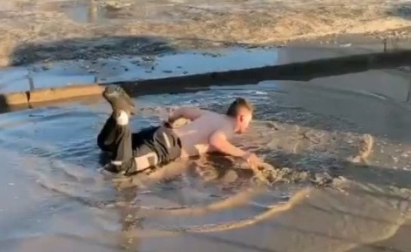 Пацаны купаются