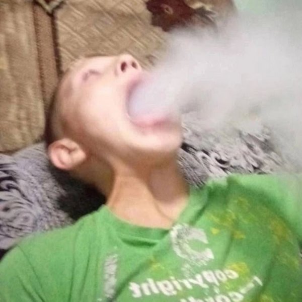 Мем про школьников с ВЕЙПОМ