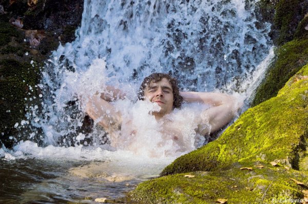 Человек под водопадом