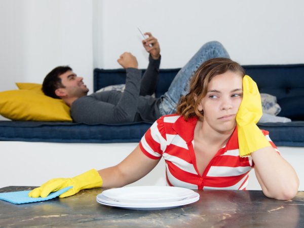 Мужчина убирается женщина отдыхает