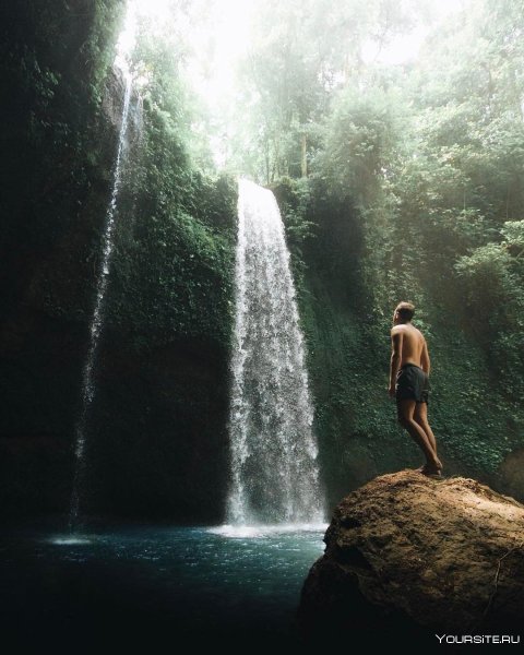 Парень у водопада
