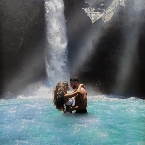 Поцелуй под водопадом