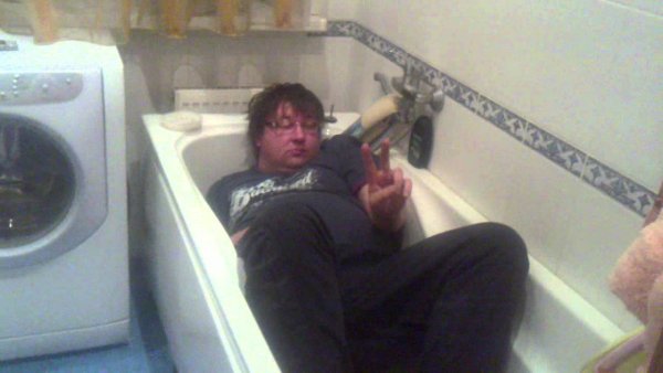 Смешной человек в ванне