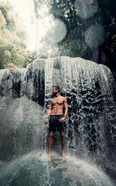 Серкан Болат под водопадом