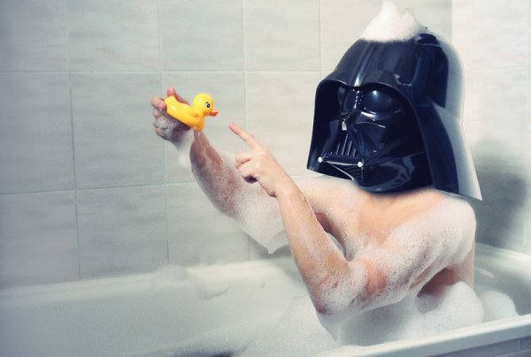 Мужчина в ванной с уточками