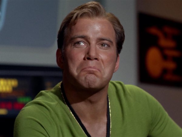 Капитан Кирк кивает гиф