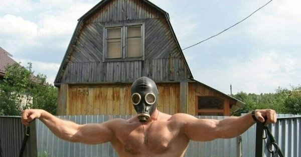 Качок в противогазе