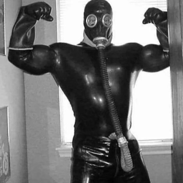 Латексный костюм с противогазом