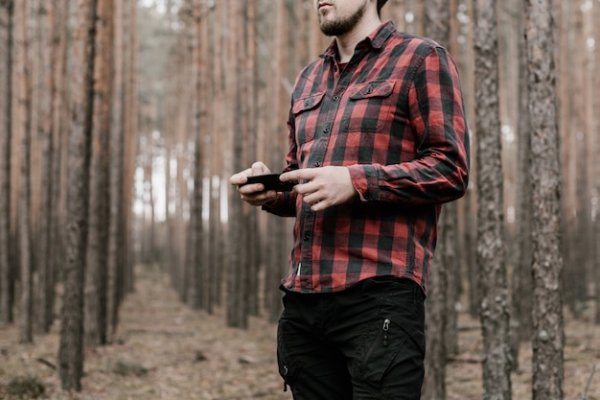 Парень в красной рубашке