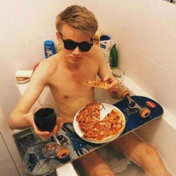 Мужик в ванной с пиццей
