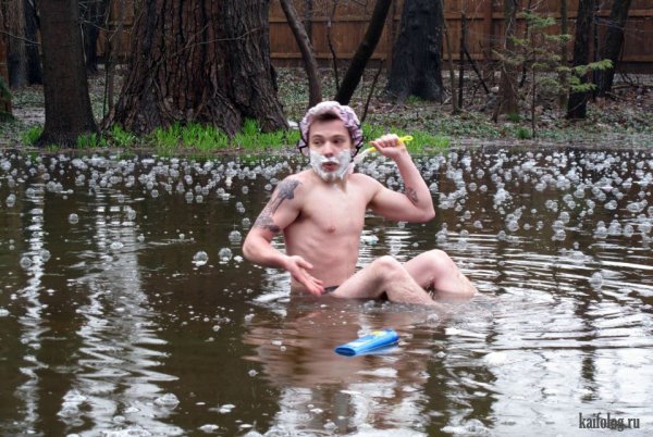 Люди купаются