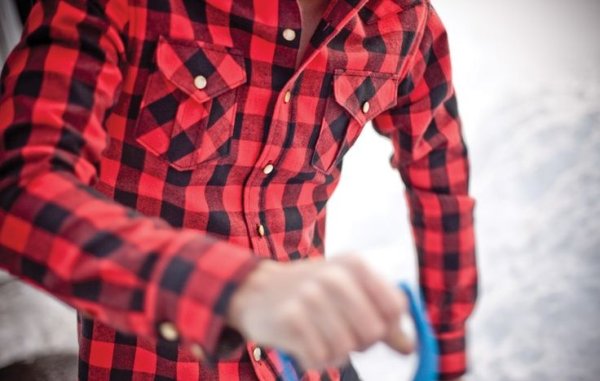 Парень в красной клетчатой рубашке