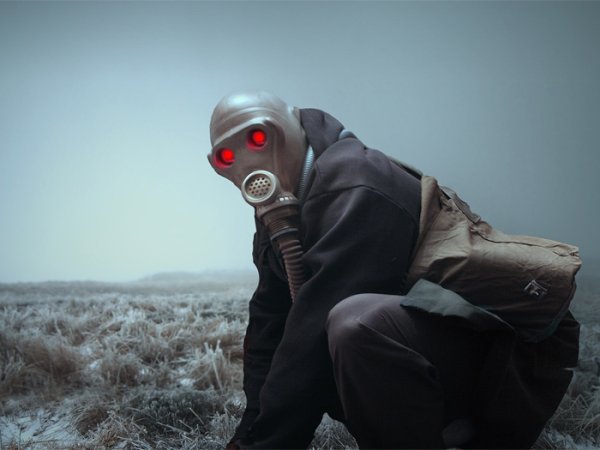 Человек в противогазе