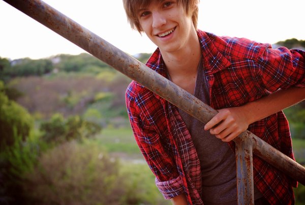 Парень в клетчатой рубашке