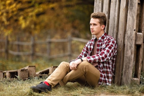 Молодой парень в клетчатой рубашке